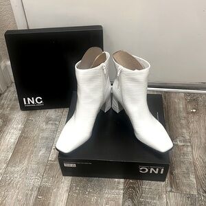 Macy’s I.N.C BRAND- Excellent condition brand New - All White sWomen Size 9M